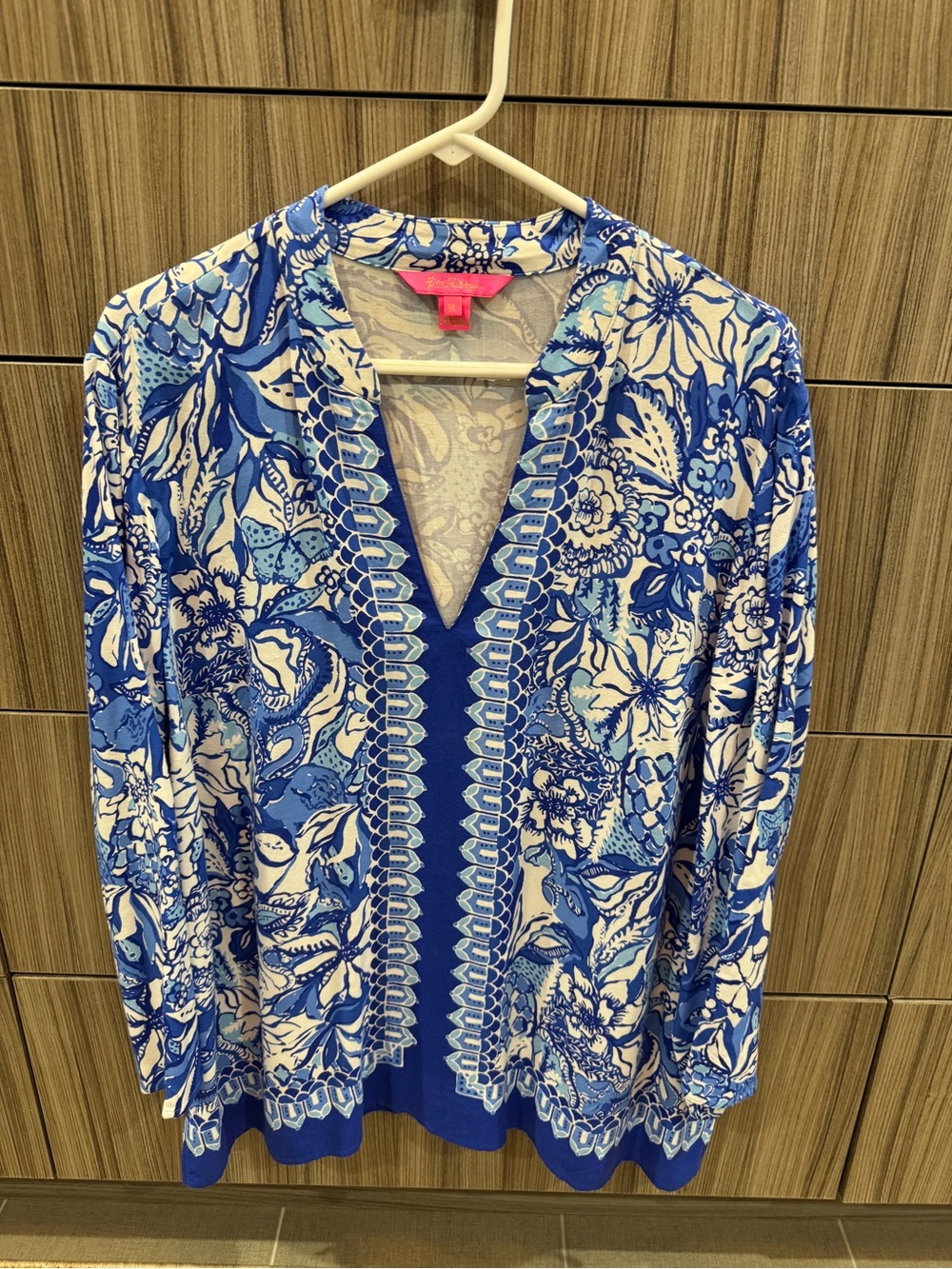 XL Lilly Pulitzer Blue and White Floral V-Neck Blouse